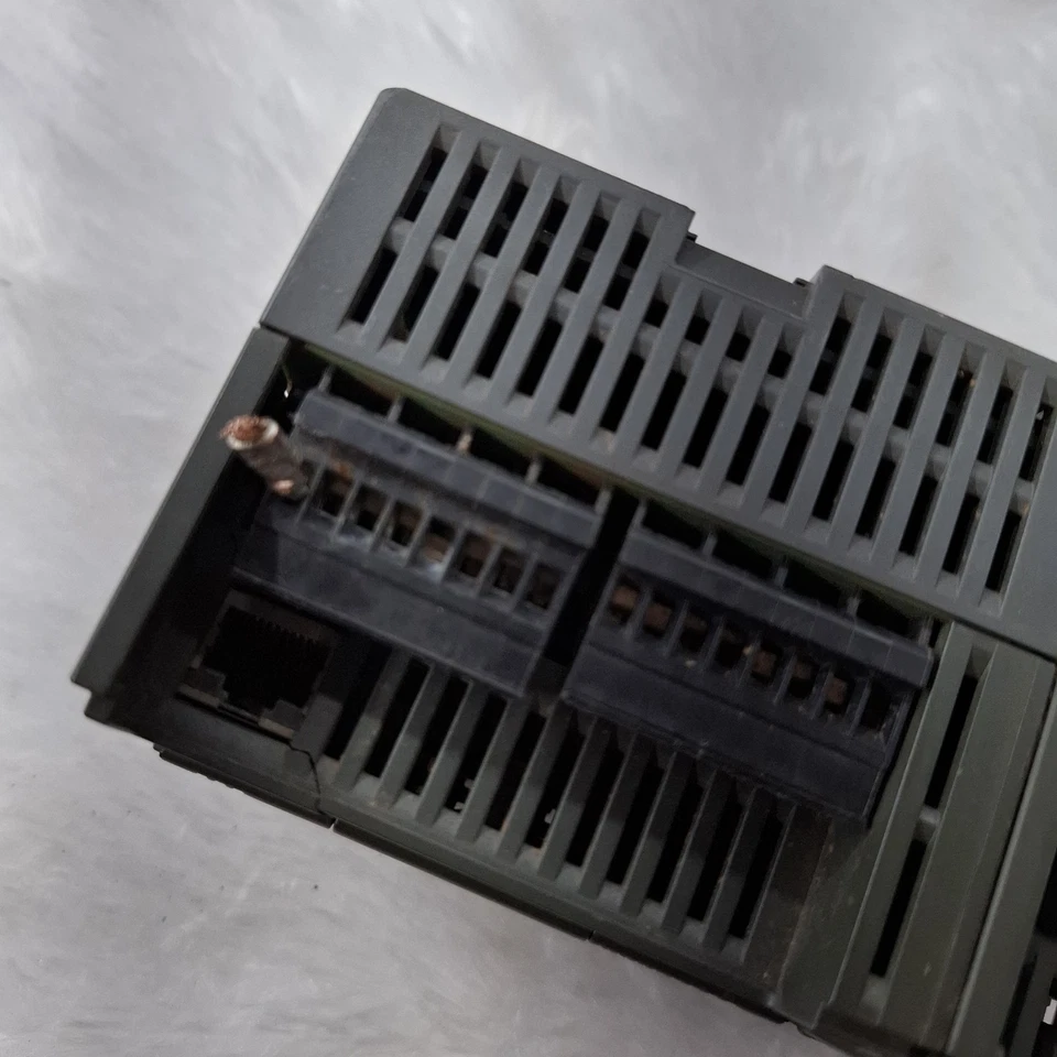 USED COSMETIC DAMAGED SIEMENS SIMATIC S7-200 CPU ST20 WITH EM DR08 MODULE